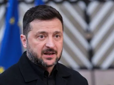 Президент Украины Владимир Зеленский общается с представителями СМИ перед началом саммита ЕС в здании «Европа» 18 июня 2026 года в Брюсселе