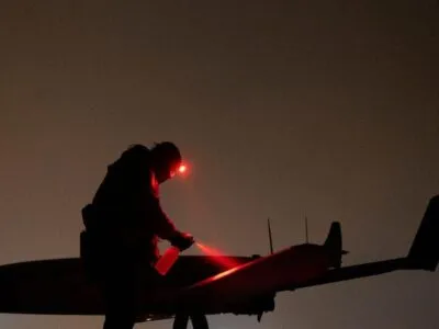 Украинские дроны стали чаще залетать на территорию стран Балтии. Почему? 3 Ночь. Военный освещает налобным фонариком дрон