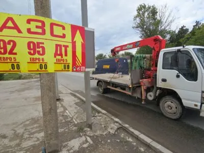 Бензин по QR-коду, гречка про запас. Как аннексированный Крым переживает блокаду? 3 Грузовик проезжает мимо табло с ценами на топливо, на котором отображаются нули, на автозаправочной станции в Евпатории 3 июня 2026 года.