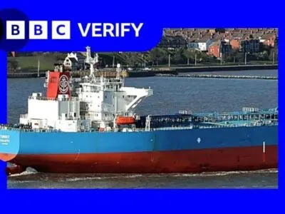 Судно российского теневого флота вошло в Ла-Манш — впервые после задержания танкера Smyrtos в выходные. Оно идет под российским флагом 2 Танкер Forwarder стоит на якоре в порту. На изображении судно наложено на фоне фирменных цветов и логотипа BBC Verify.