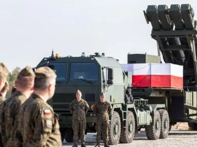 Польша рассекретила данные о военной помощи Украине с 2022 года — в ответ на критику о поставках Киеву ракет для систем Patriot 3 Польские военные стоят возле пусковой установки противовоздушной обороны Patriot, установленной на военной базе.