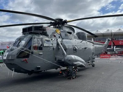 Westland WS-61 Sea King стоит на поле аэродрома