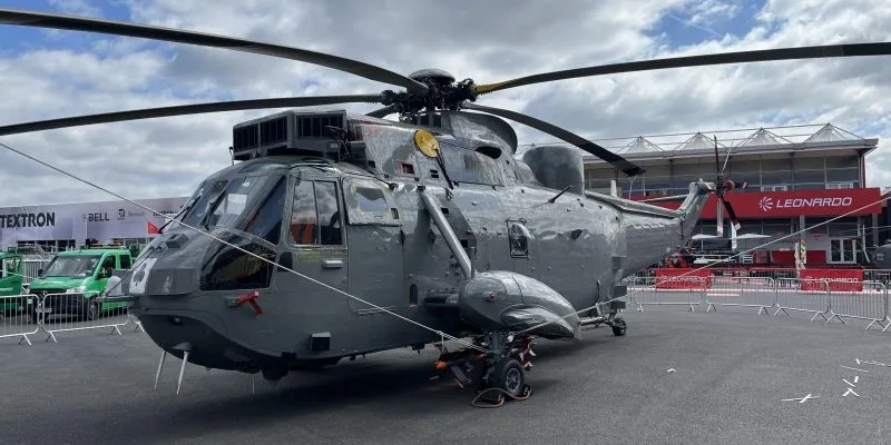 Westland WS-61 Sea King стоит на поле аэродрома