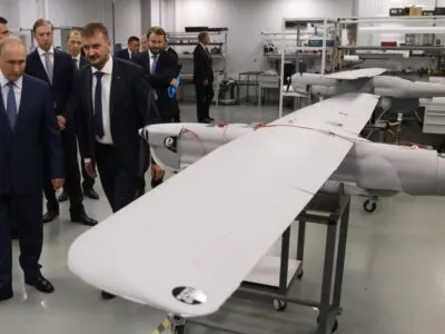 Владимир Путин осматривает дрон «Орлан-10»