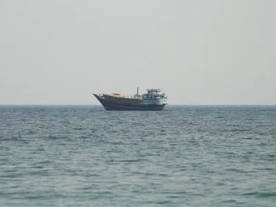Судно в Ормузском проливе, вид из Мусандама, Оман