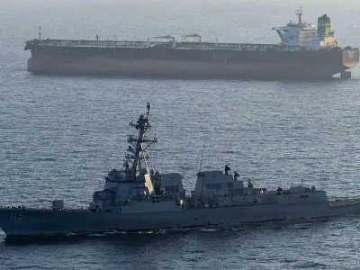 Море, на переднем плане военный корабль, чуть дальше еще одно судно