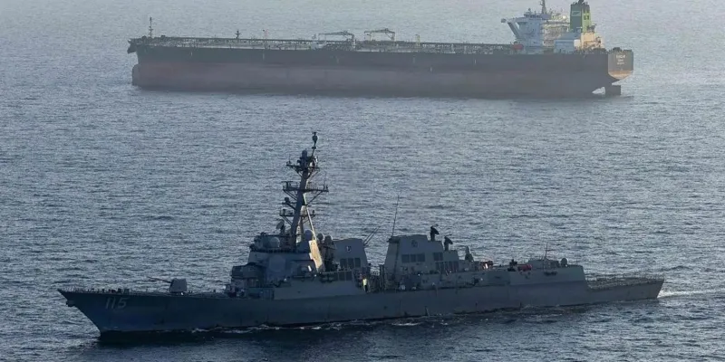 Море, на переднем плане военный корабль, чуть дальше еще одно судно