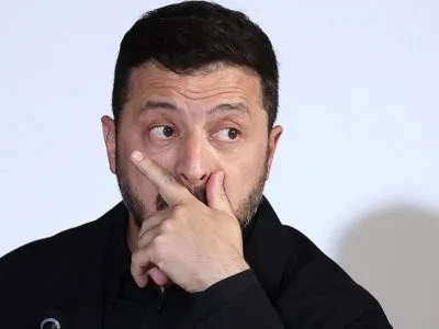 «Круговорот министров»? Зачем Зеленский меняет премьера и кто может возглавить Кабмин. Текстовая версия подкаста «Что это было?» 5 Владимир Зеленский задумчиво смотрит вбок, прикрыв ладонью рот