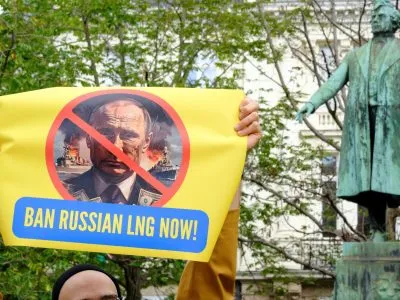 Протест украинцев в Брюсселе с плакатом «Запретить российский СПГ немедленно» и портретом Путина в сентябре 2025 года