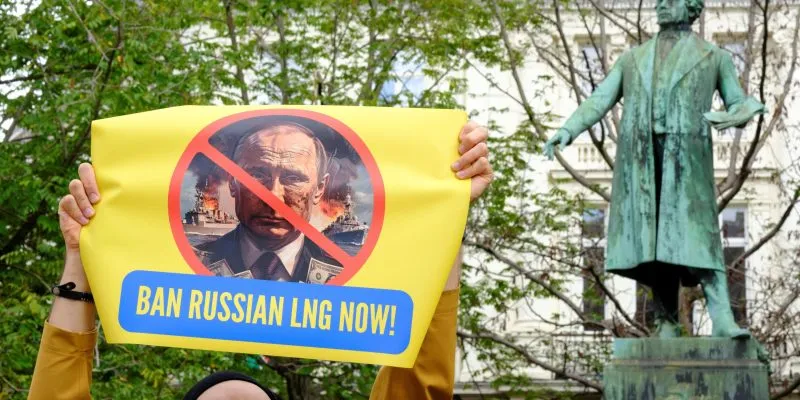 Евросоюз не смог ужесточить санкции против России. 21-й пакет отложили в долгий ящик 1 Протест украинцев в Брюсселе с плакатом «Запретить российский СПГ немедленно» и портретом Путина в сентябре 2025 года