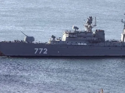 Российский корабль «Неустрашимый» провел учения со стрельбой у берегов Великобритании 2 Российский фрегат «Неустрашимый» — длинное серое судно с номером 772 находится в воде