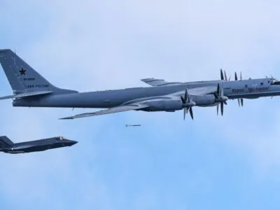 Российский Ту-142 Юрий Малинин, рядом с которым летит истребитель F-35