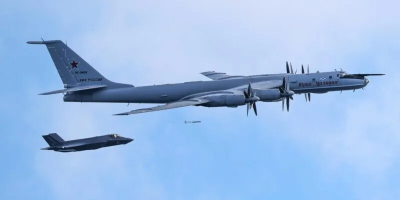 Российский Ту-142 Юрий Малинин, рядом с которым летит истребитель F-35