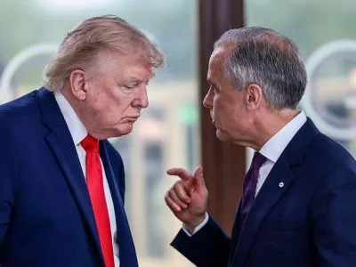 Трамп ввел 50-процентную пошлину на ряд товаров из Канады 4 Президент США Дональд Трамп беседует с премьер-министром Канады Марком Карни во время рабочего обеда в рамках саммита G7 в Эвиане, на востоке Франции, 16 июня 2026 года