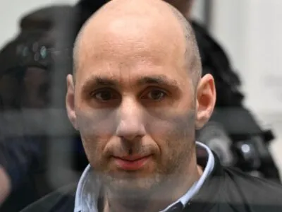 Седрик Жубилляр за стеклом в здании суда