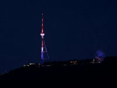 Тбилисскую телебашню подсветили в цвета флага США 3 736601102 1537675624684784 5832635314411957917 n новости День независимости США, Тбилисская телебашня, телевышка