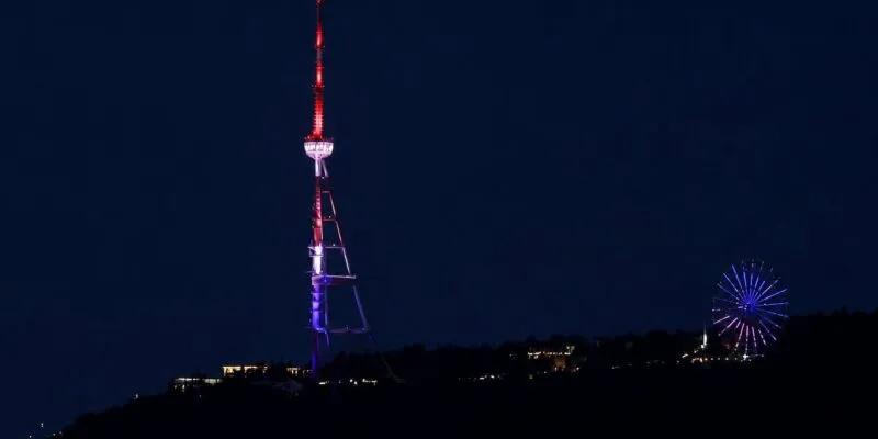Тбилисскую телебашню подсветили в цвета флага США 1 736601102 1537675624684784 5832635314411957917 n новости День независимости США, Тбилисская телебашня, телевышка