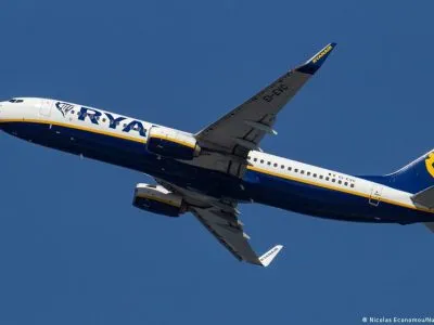 Пассажира затянуло в разбившийся иллюминатор самолета Ryanair 7 77908605 403.jpg Deutsche Welle Ryanair