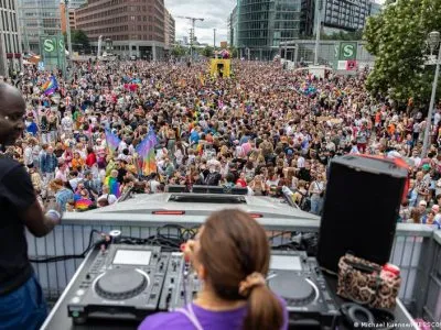В Берлине прошел 48-й ЛГБТ-парад Christopher Street Day 4 78115308 403.jpg Deutsche Welle Christopher Street Day, ЛГБТ-парад