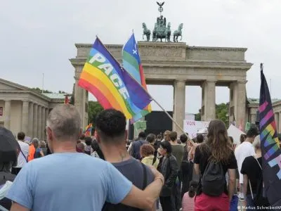 Сотни человек собрались у Бранденбургских ворот после атаки на парад CSD 3 78121075 403.jpg Deutsche Welle CSD