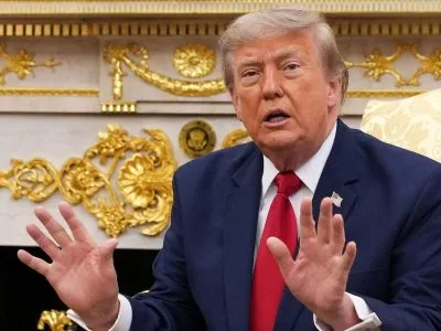 Трамп пригрозил взорвать мосты и электростанции Ирана, если Тегеран не вернется к переговорам 3 US President Donald Trump in the Oval Office of the White House on July 14, 2026 in Washington, DC.