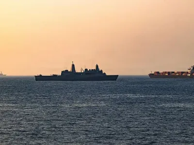 «Теперь наша очередь». США возобновил удары по Ирану 5 Коммерческие суда и военные корабли в Ормузском проливе