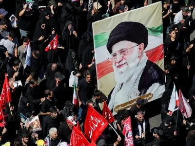 В Иране хоронят аятоллу Хаменеи; КСИР заявил об ударе по американской базе в Иордании 3 похороны аятоллы Али Хаменеи в Мешхеде, большой портрет на руках у толпы, вид сверху