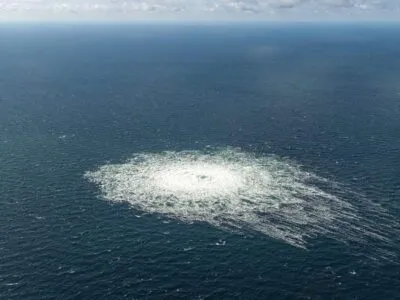 Белая воронка в море.