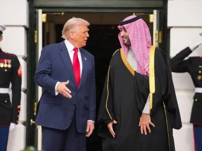Трамп заявил, что ядерное соглашение с Саудовской Аравией зависит от признания ею Израиля. Эр-Рияд об этом не говорил 2 A file picture of Saudi Crown Prince Mohammed bin Salman and Donald Trump standing outside White House, behind them are two men in uniform saluting