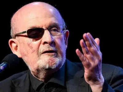 Нападавший на Салмана Рушди признан виновным в терроризме. Ему грозит пожизненный срок за следование призыву «Хезболлы» 7 Рушди выступает в марте 2026 года