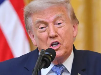 В преддверии промежуточных выборов в США Трамп обвинил Китай во вмешательстве и заявил об «уязвимостях» в системе голосования 4 Дональд Трамп на трибуне 16 июля