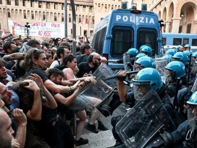 В Италии в беспорядках после смерти иммигранта из Марокко пострадали десятки полицейских 3 участники беспорядков атакуют строй полицейских в Болонье