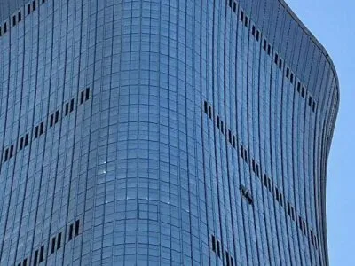 Самолет врезался в знаменитый небоскреб в Пекине, но власти Китая продолжают хранить молчание о случившемся 2 В результате столкновения пострадала стена небоскреба CITIC Tower