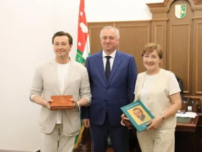 В оккупированной Абхазии находится актер Сергей Безруков 2 photo 2026 07 06 14 55 36 новости Абхазия, Ирина Муравьева, Сергей Безруков