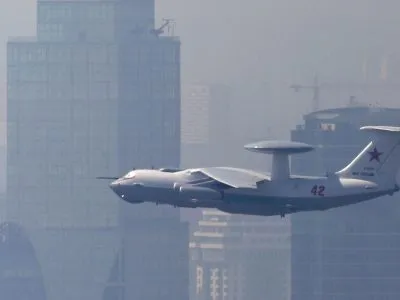 Самолет-радар А-50 в воздухе на фоне высотных домов