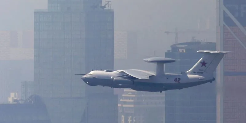 Российские самолеты-радары А-50 против украинских крылатых ракет — насколько они эффективны? 1 Самолет-радар А-50 в воздухе на фоне высотных домов