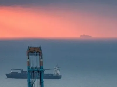 Европа отвыкла было от российского газа, но зима снова грозит ЕС энергетическим кризисом 3 Вид на море из старейшего испанского СПГ-терминала компании Enagás в Барселоне