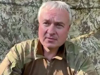 Младший сержант ВСУ и бывший вице-президент Газпромбанка Игорь Волобуев: «Не жалею о том, что сделал» 6 Седой мужчина в камуфляжной форме на фоне маскировочной сетки