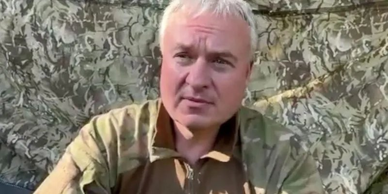 Младший сержант ВСУ и бывший вице-президент Газпромбанка Игорь Волобуев: «Не жалею о том, что сделал» 1 Седой мужчина в камуфляжной форме на фоне маскировочной сетки