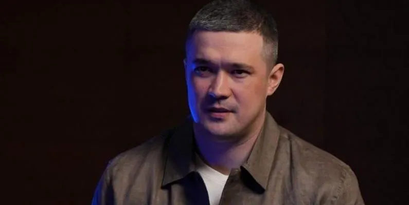 Экс-министр обороны Украины Михаил Федоров о Зеленском, выборах и своей отставке в интервью Би-би-си 1 Федоров на темном фоне