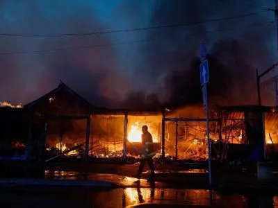 Дальнобойные атаки России и Украины: после ночных ударов есть жертвы в Кривом Роге и Подмосковье 2 Украинские спасатели работают на месте российского удара в Киеве 16 августа 2026 года