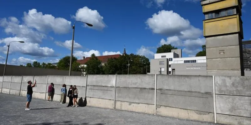 В ФРГ в годовщину возведения Берлинской стены почтили память жертв режима СЕПГ 1 78343119 403.jpg Deutsche Welle