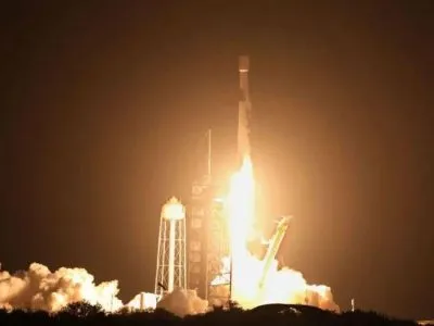 Что произойдет, когда ракета SpaceX столкнется с Луной? 2 Архивное фото запуска ракеты SpaceX Falcon 9 с мыса Канаверал, штат Флорида, 15 января 2025 года. У основания ракеты видны языки пламени