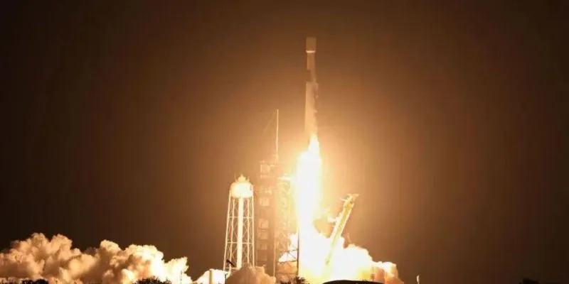 Что произойдет, когда ракета SpaceX столкнется с Луной? 1 Архивное фото запуска ракеты SpaceX Falcon 9 с мыса Канаверал, штат Флорида, 15 января 2025 года. У основания ракеты видны языки пламени