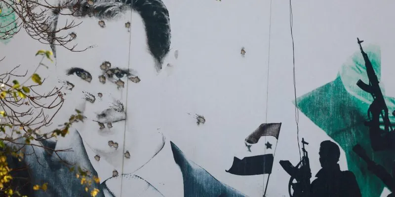 Рекламный щит с изображением сирийского лидера Башара аль-Асада, на котором видны следы от пулевых отверстий, после свержения Башара аль-Асада в Дамаске, Сирия, 16 декабря 2024 года