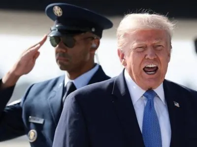В ожидании скорого открытия Ормузского пролива цены на нефть падают; Трамп подталкивает Иран угрозой «очень жесткого удара» 2 Президент США Дональд Трамп что-то громко говорит, у него за спиной военный отдает честь