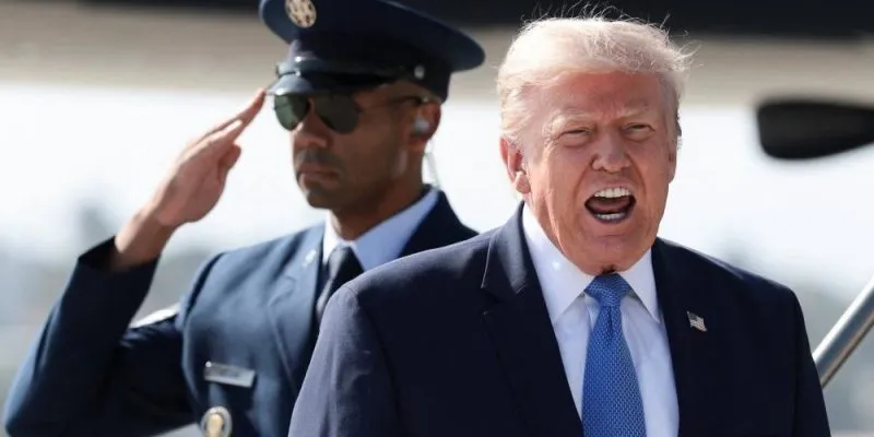 В ожидании скорого открытия Ормузского пролива цены на нефть падают; Трамп подталкивает Иран угрозой «очень жесткого удара» 1 Президент США Дональд Трамп что-то громко говорит, у него за спиной военный отдает честь