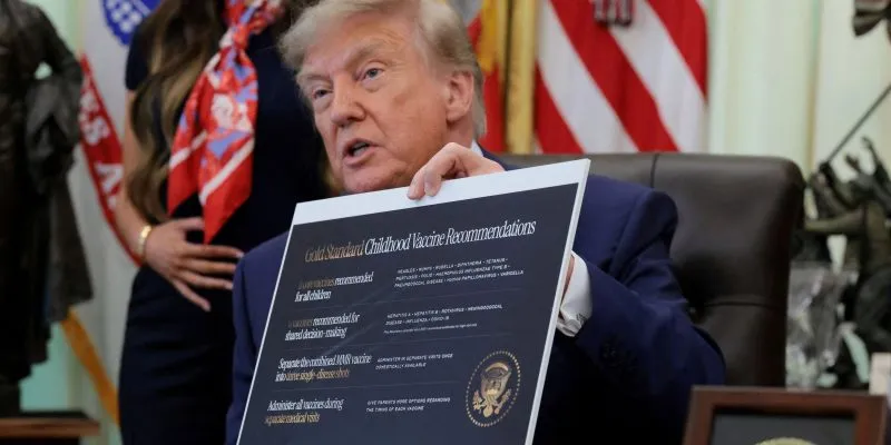 Трамп издал указ о сокращении количества прививок 1 Трамп держит в руках табличку с золотым стандартом рекомендаций вакцин