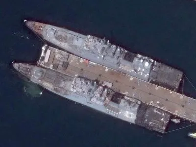Черноморскому флоту России стало опасно в бухте Новороссийска. Но уходить некуда 2 Спутниковый снимок «Адмирала Макарова» и «Адмирала Эссена» после удара
