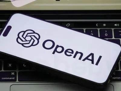 OpenAI замедлила обучение передовых ИИ-моделей после взлома, совершенного ИИ 2 Логотип OpenAI на клавиатуре